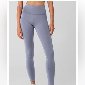Alo Airlift High-Waisted Leggings in Fog - Silver Purple Gray Size XS
